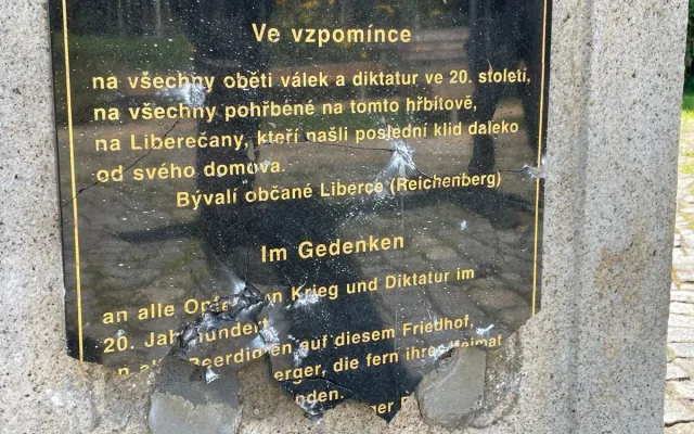 Vandalové řádili v Zahradě vzpomínek. Poničili několik soch a pomníků