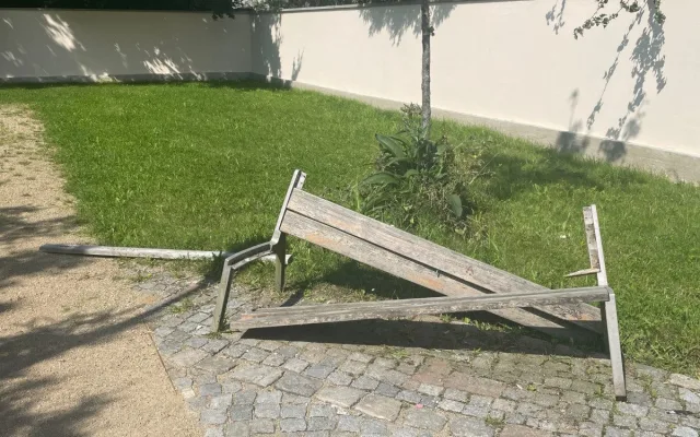 Vandalové řádili v Zahradě vzpomínek. Poničili několik soch a pomníků
