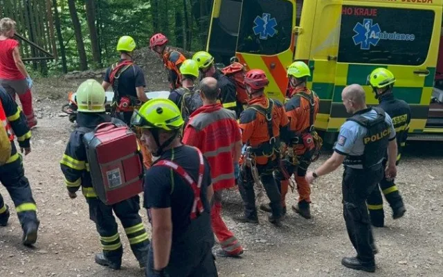 Špatné šlápnutí a pád. Žena se na Bezdězu zřítila ze čtyřicetimetrového srázu