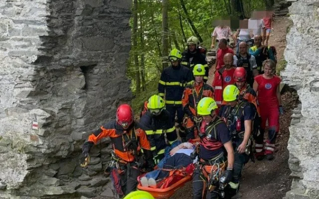 Špatné šlápnutí a pád. Žena se na Bezdězu zřítila ze čtyřicetimetrového srázu