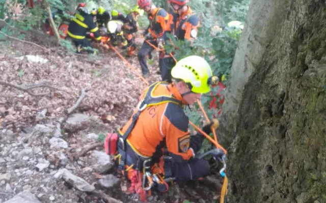 Špatné šlápnutí a pád. Žena se na Bezdězu zřítila ze čtyřicetimetrového srázu