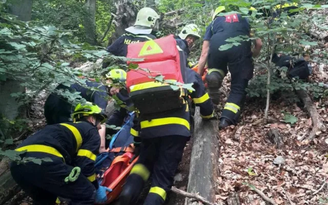 Špatné šlápnutí a pád. Žena se na Bezdězu zřítila ze čtyřicetimetrového srázu