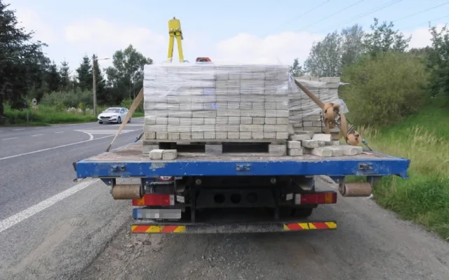 Tragédie na Českolipsku. Chodce zabily dlažební kostky uvolněné z projíždějícího náklaďáku