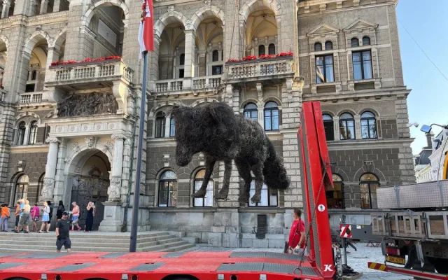 Vulpes Slávek se stěhuje. Před radnicí bude nová socha