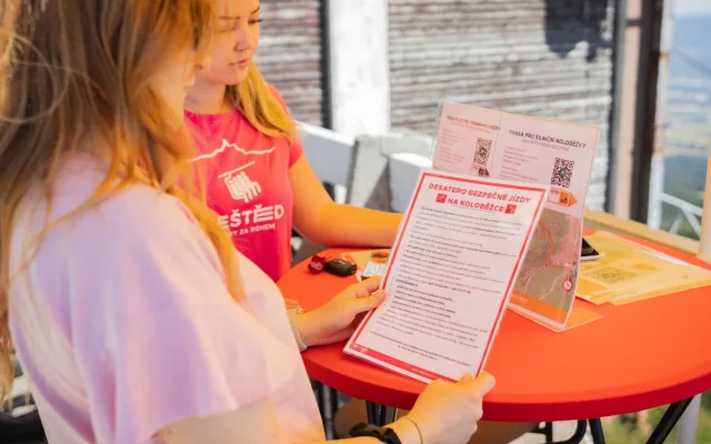 U obsluhy najdete desatero bezpečné jízdy na koloběžce