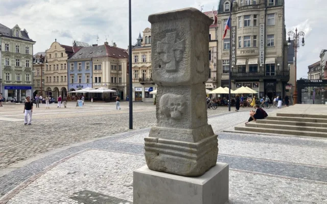 Nároží liberecké radnice zdobí nově morový sloup, do města se vrátil po 56 letech