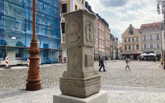 Nároží liberecké radnice zdobí nově morový sloup, do města se vrátil po 56 letech