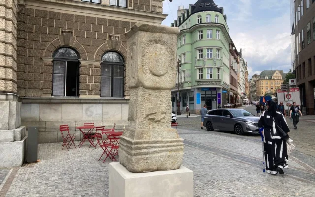 Nároží liberecké radnice zdobí nově morový sloup, do města se vrátil po 56 letech