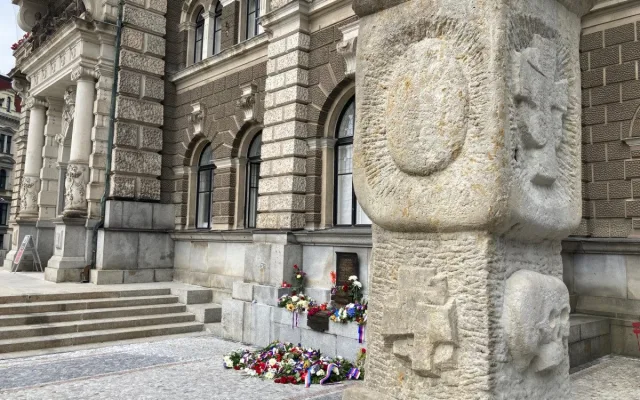 Nároží liberecké radnice zdobí nově morový sloup, do města se vrátil po 56 letech