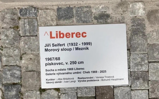 Nároží liberecké radnice zdobí nově morový sloup, do města se vrátil po 56 letech
