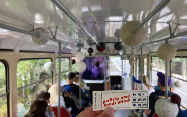 Mezi Libercem a Jabloncem jezdí speciální tramvaj ozdobená 150 kilogramy korálků