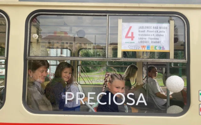 Mezi Libercem a Jabloncem jezdí speciální tramvaj ozdobená 150 kilogramy korálků