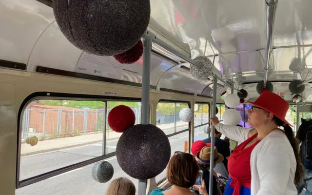 Mezi Libercem a Jabloncem jezdí speciální tramvaj ozdobená 150 kilogramy korálků