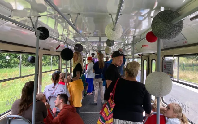 Mezi Libercem a Jabloncem jezdí speciální tramvaj ozdobená 150 kilogramy korálků