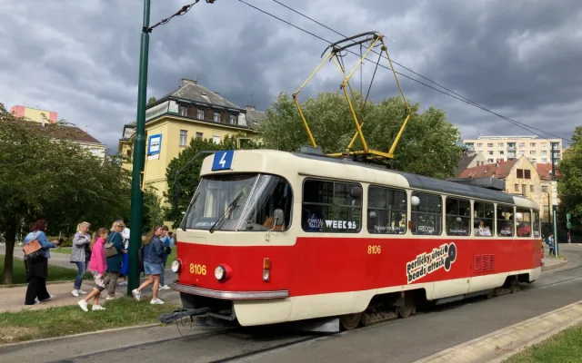 Mezi Libercem a Jabloncem jezdí speciální tramvaj ozdobená 150 kilogramy korálků