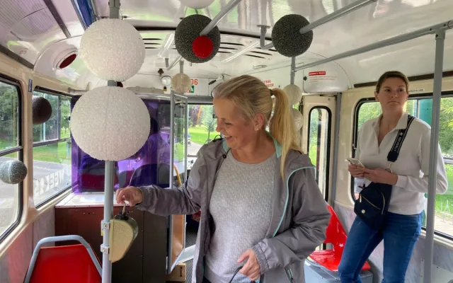 Mezi Libercem a Jabloncem jezdí speciální tramvaj ozdobená 150 kilogramy korálků