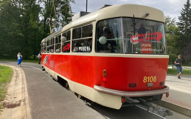 Mezi Libercem a Jabloncem jezdí speciální tramvaj ozdobená 150 kilogramy korálků