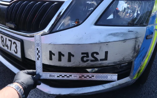 Řidička s kradeným autem srazila policistu a ujížděla. Policisté jí cestu zahradili kamionem