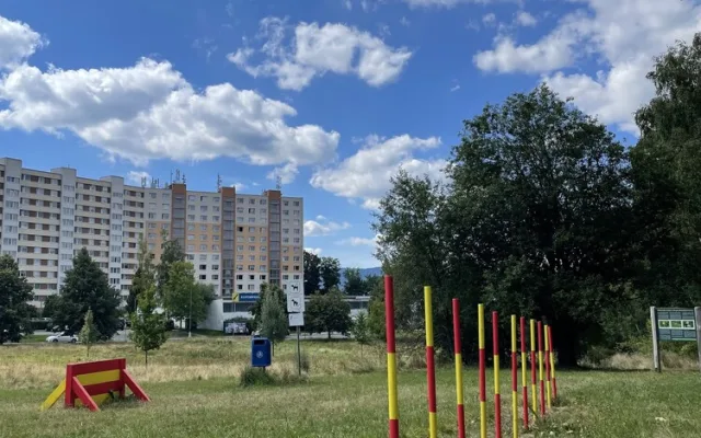 A co pejsci? Město opravilo cvičiště v Hlávkově a Broumovské ulici