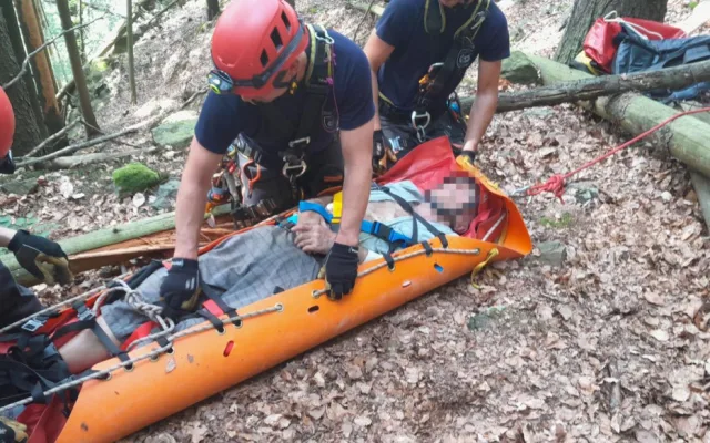 Zřítil se z prudké stráně na Riegrově stezce, hasiči muže hodinu hledali