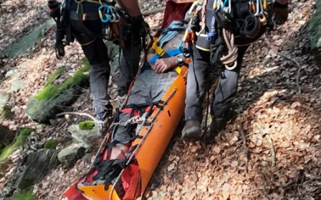 Zřítil se z prudké stráně na Riegrově stezce, hasiči muže hodinu hledali