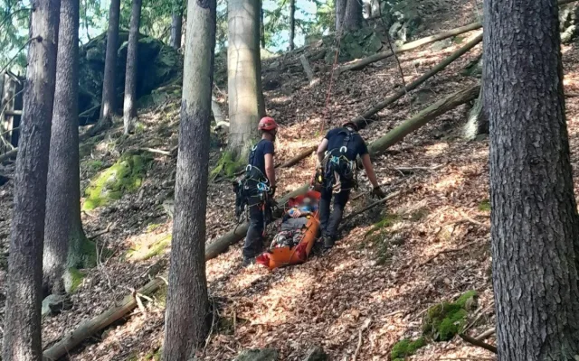 Zřítil se z prudké stráně na Riegrově stezce, hasiči muže hodinu hledali
