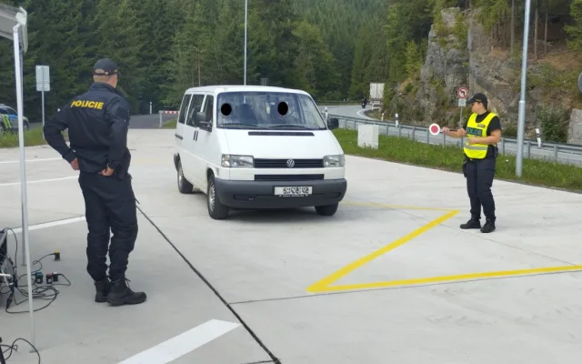 Policisté hledali v kamionech migranty. Speciální přítroj zaznamená tlukot srdce