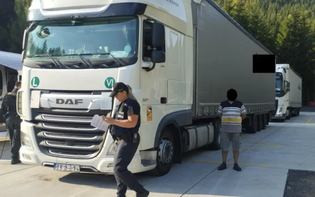 Policisté hledali v kamionech migranty. Speciální přítroj zaznamená tlukot srdce