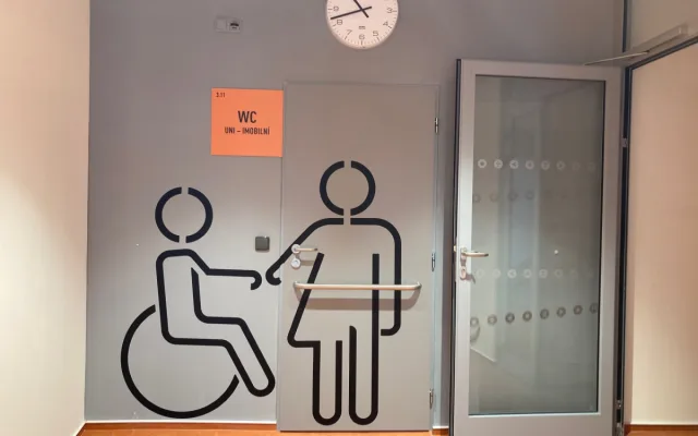 Bývalý internát v Zeyerově ulici se proměnil ve školu. Dnes poprvé přivítala žáky