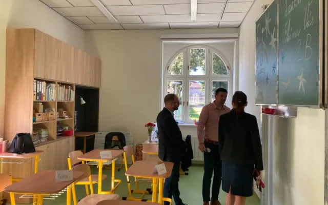 Bývalý internát v Zeyerově ulici se proměnil ve školu. Dnes poprvé přivítala žáky