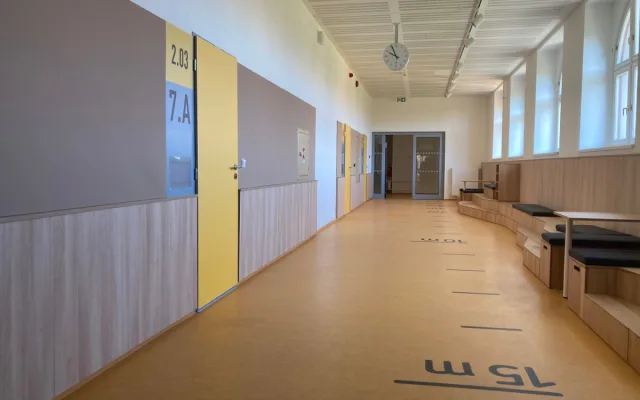 Bývalý internát v Zeyerově ulici se proměnil ve školu. Dnes poprvé přivítala žáky