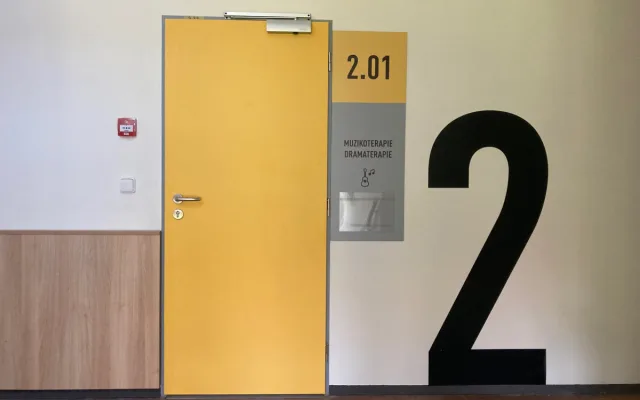 Bývalý internát v Zeyerově ulici se proměnil ve školu. Dnes poprvé přivítala žáky