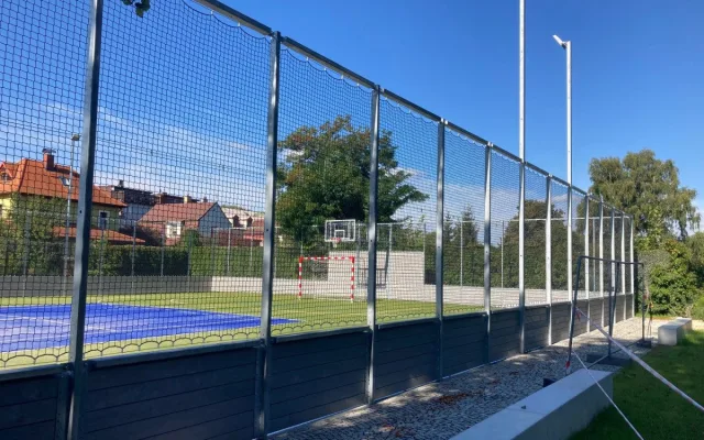 Bývalý internát v Zeyerově ulici se proměnil ve školu. Dnes poprvé přivítala žáky