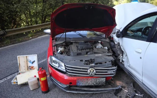Děda vezl tříletého vnuka a usnul za volantem. Čelně se srazil s autem v protisměru