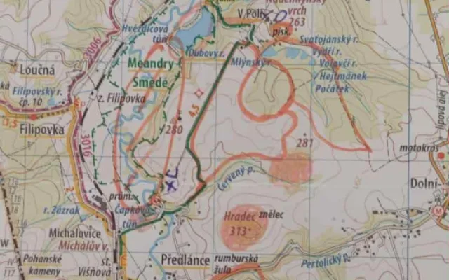 Všechna prozkoumaná místa si dobrovolníci pečlivě zakreslují do mapy, aby měli přesný přehled o prohledaných oblastech.
