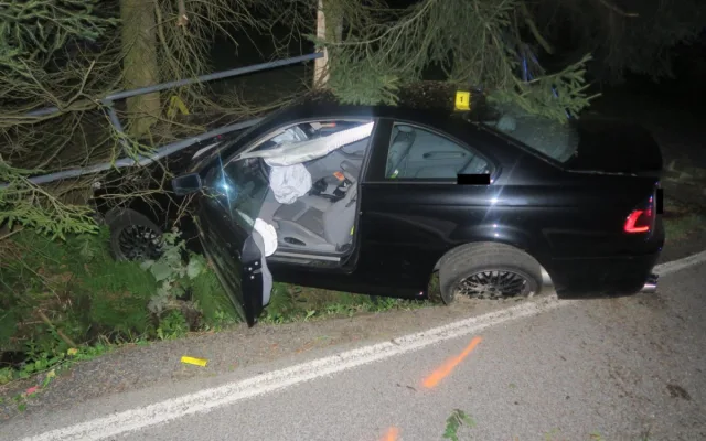 Mladý řidič nezvládl v Janově své BMW a narazil do stromu. Vyvázl s lehkým zraněním