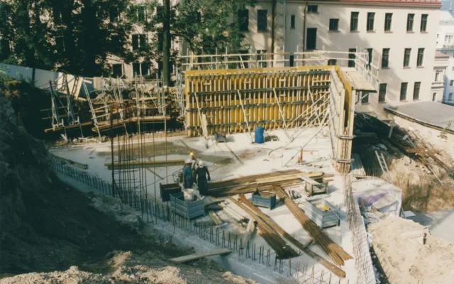 Stavba smíření, ve které sídlí knihovna i synagoga, slaví 25 let. Zůstává nadčasovou