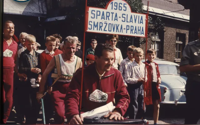 Trakařem ze Smržovky až na derby. Příběh bláznivé sázky po šedesáti letech ožil