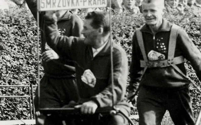 Trakařem ze Smržovky až na derby. Příběh bláznivé sázky po šedesáti letech ožil