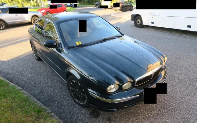 Jaguar srazil v Jablonci na přechodu mladého chodce, přehlédl ho
