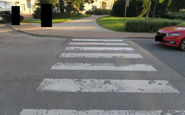 Jaguar srazil v Jablonci na přechodu mladého chodce, přehlédl ho