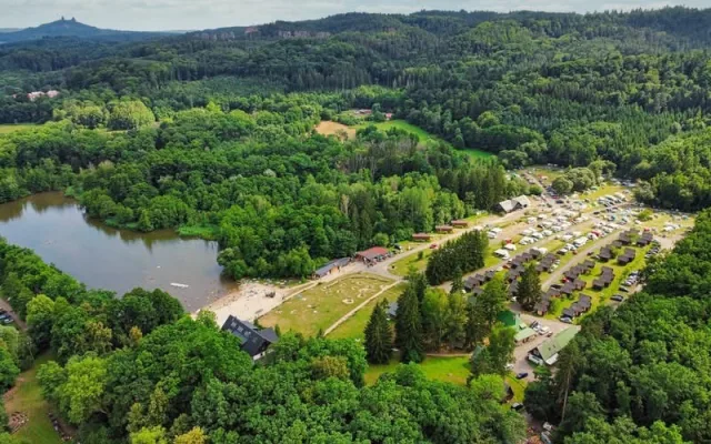 Vítězem ankety Kemp roku 2025 se stal Autocamp Sedmihorky v Českém ráji