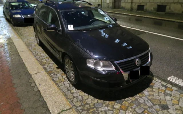 Žena nezvládla sjezd na koloběžce v Jablonci a narazila do auta. Nadýchala 1,74 promile