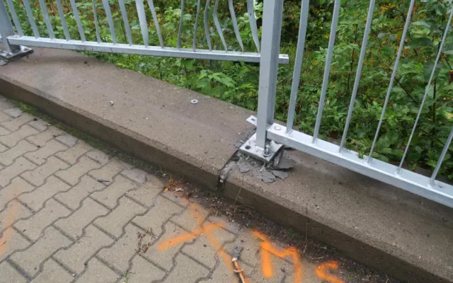 Řidič ve Smržovce jel moc rychle, na mokru dostal smyk a havaroval