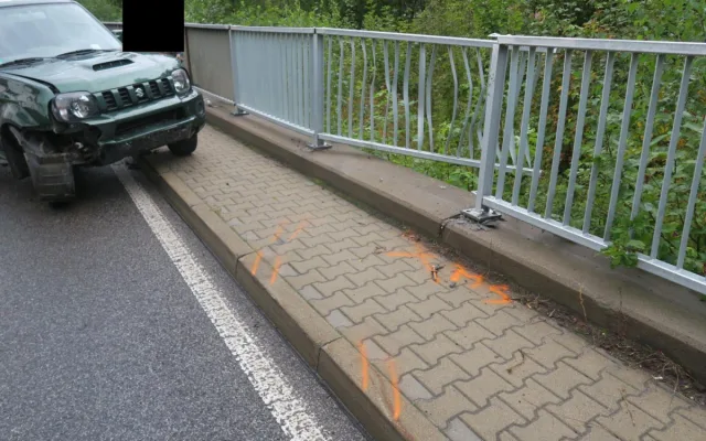 Řidič ve Smržovce jel moc rychle, na mokru dostal smyk a havaroval