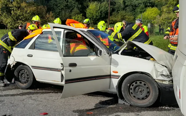 Srážka autobusu a dvou aut v Tatobitech. Na místo letěl i vrtulník