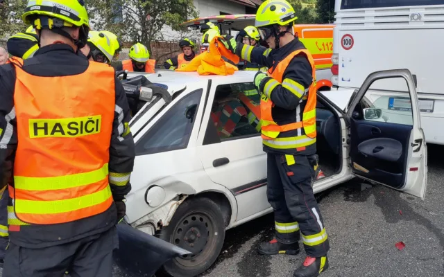 Srážka autobusu a dvou aut v Tatobitech. Na místo letěl i vrtulník