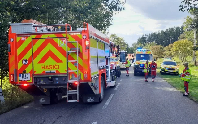 Srážka autobusu a dvou aut v Tatobitech. Na místo letěl i vrtulník