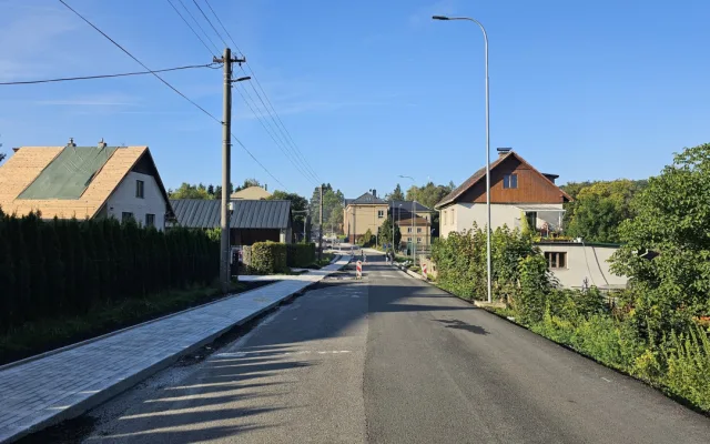 Rekonstruovaná silnice z Mníšku do Oldřichova v Hájích se otevře v říjnu