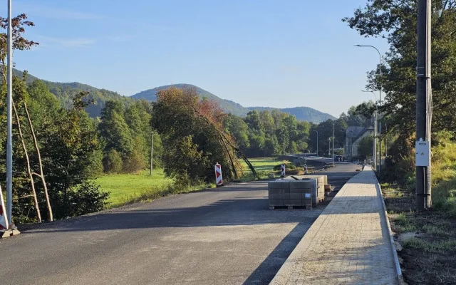Rekonstruovaná silnice z Mníšku do Oldřichova v Hájích se otevře v říjnu